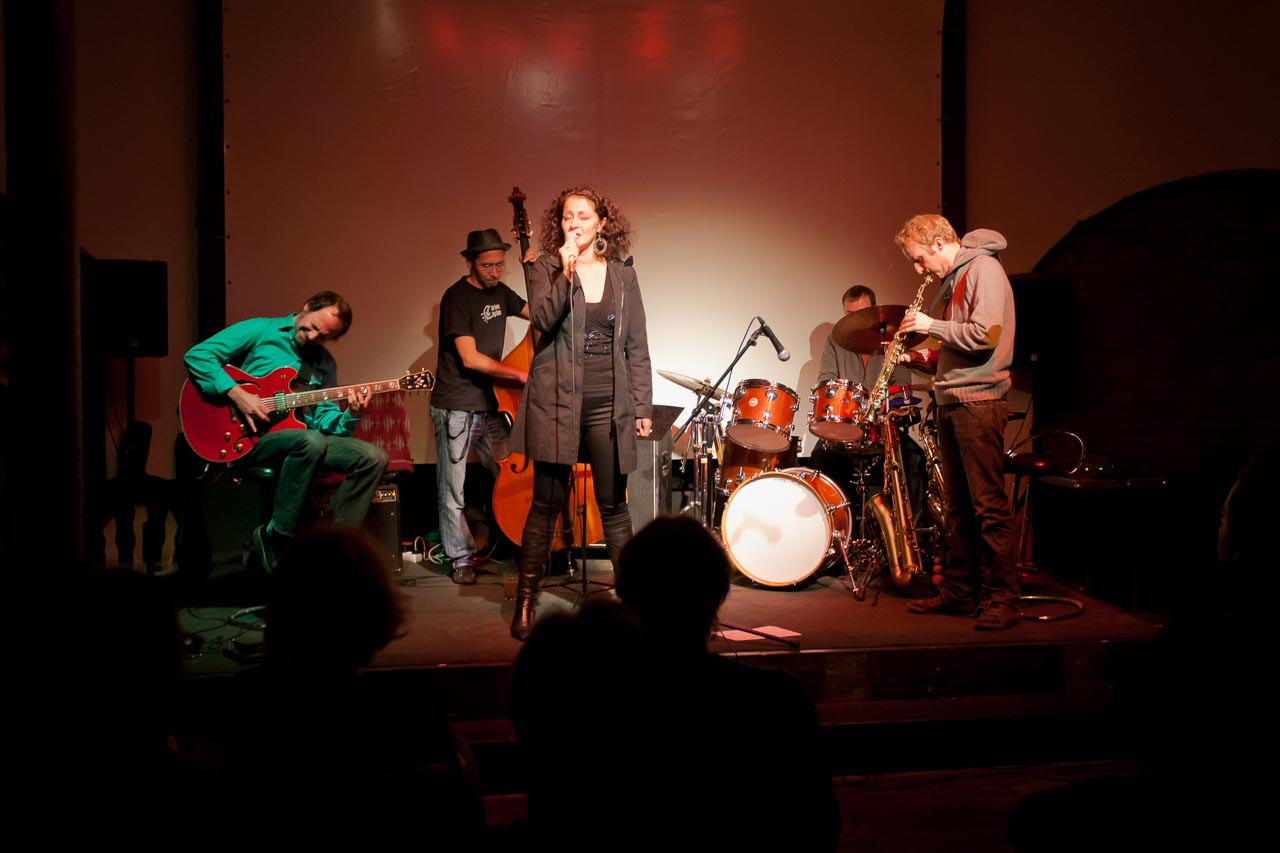 Alexandrina Simeon mit Whispering Grass - CD-Release "Nice But Beautiful", Werkstattgalerie Krüggling Augsburg - 2012 (Foto: Herbert Heim)