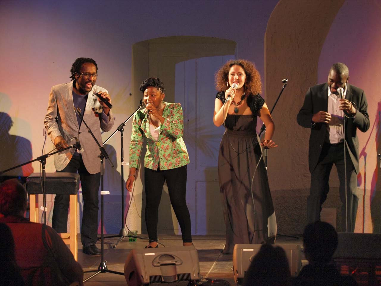 Alexandrina Simeon mit Gino Sitson, Njamy Sitson und Dolapo Ola, 2013 (Foto: Eckart Senitza)