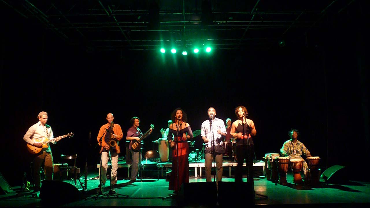 Alexandrina Simeon - Drum & Voice Tour 2009 mit Njamy Sitson (Foto: Privat)